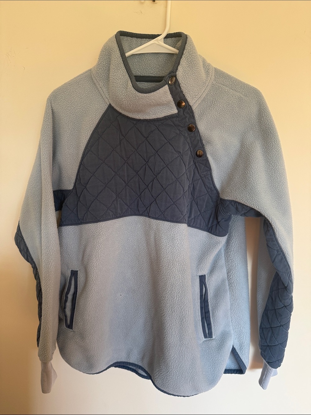 Abercrombie & Fitch Light Blue and Navy Quilted-Panel Fleece Pullover